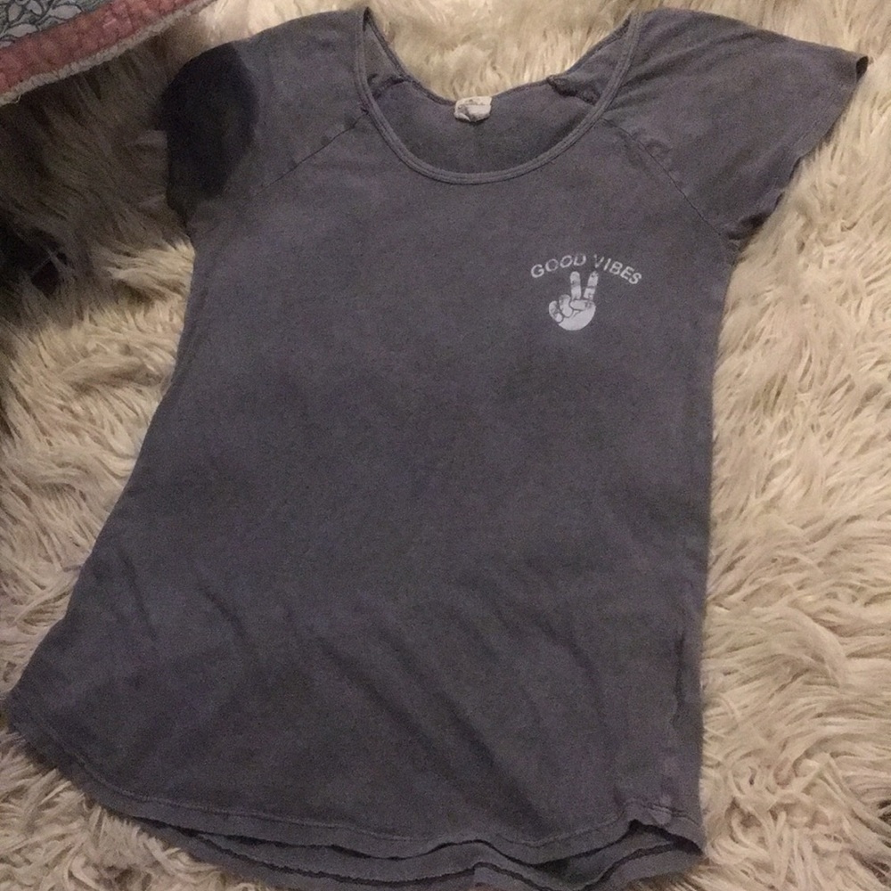grey “good vibes” tee shirt